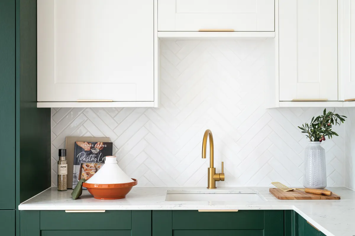 kitchen splashback ideas - white tiles