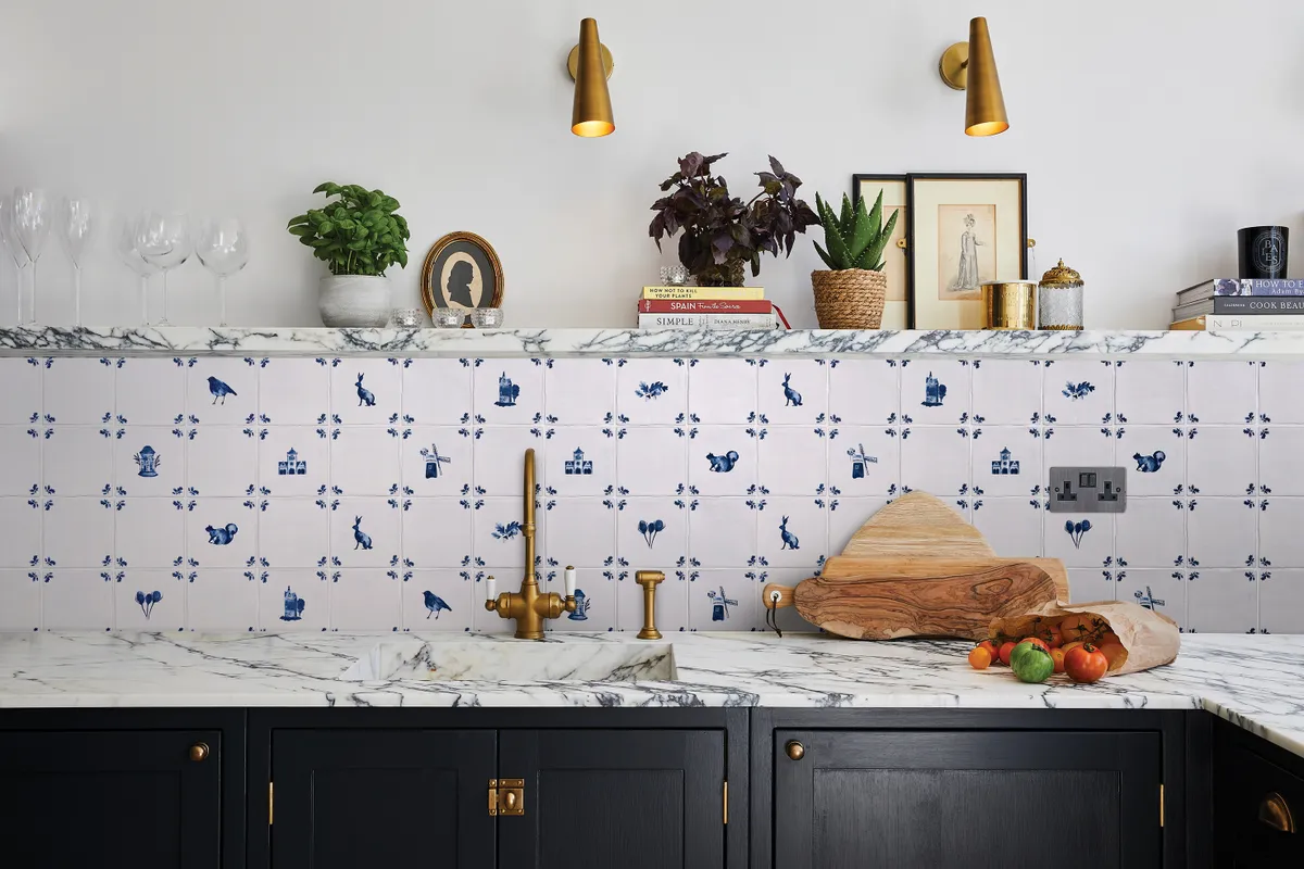 kitchen splashback ideas - blue and white tiles