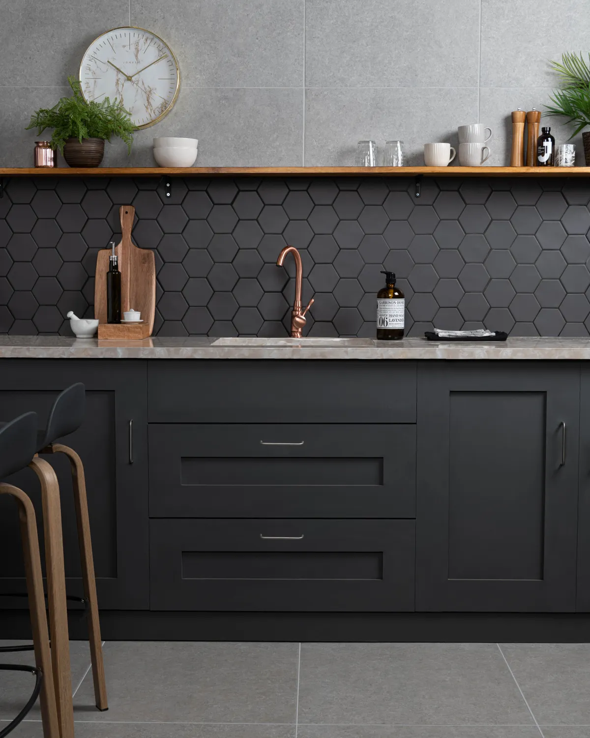 kitchen splashback ideas - black geometric tiles