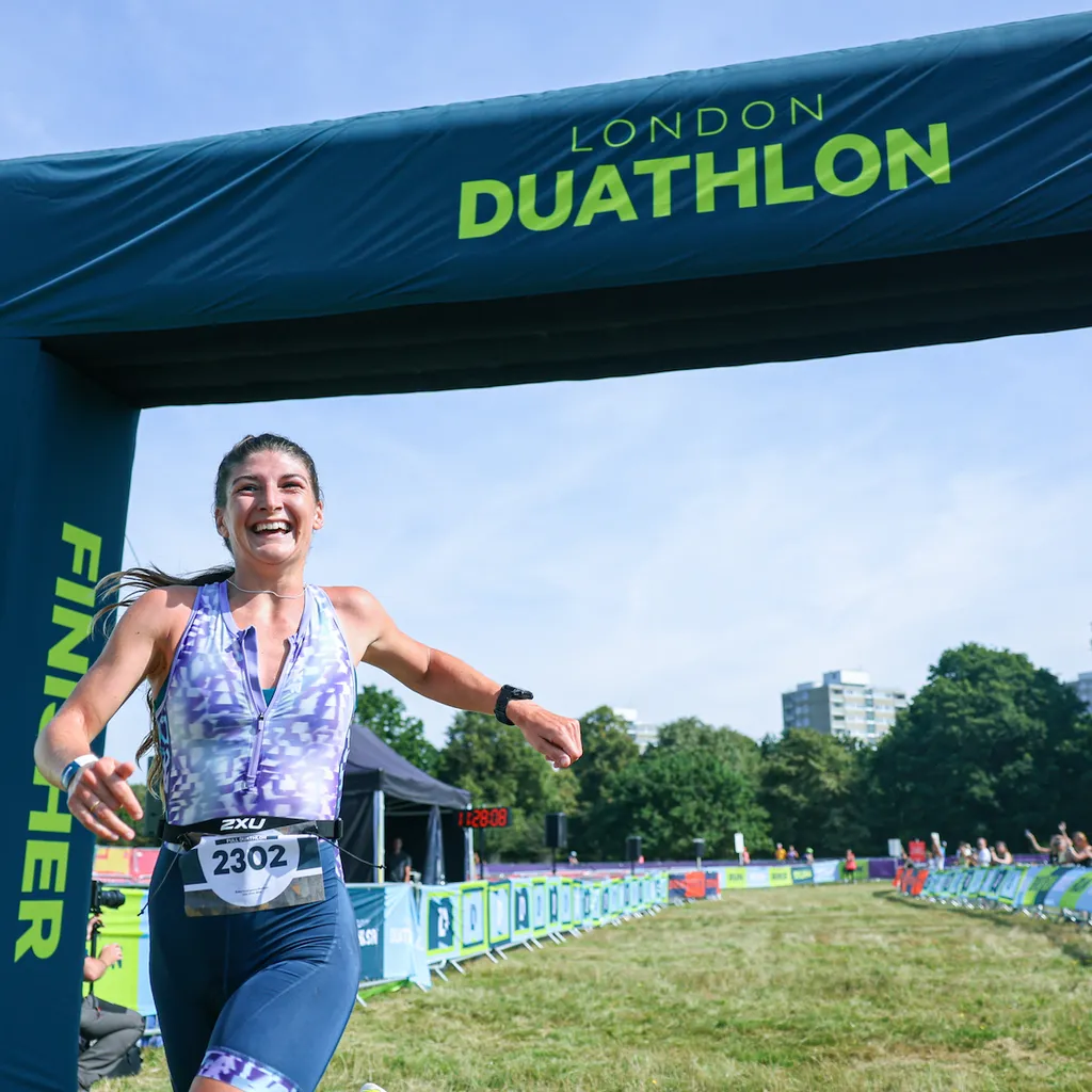 Jess Furness winning the 2023 London Duathlon
