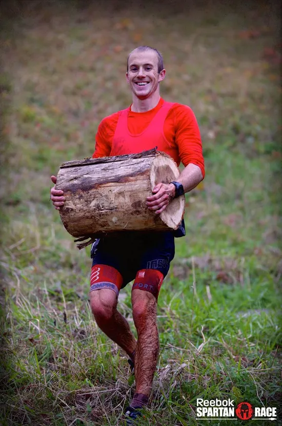 Jonathan Albon carrying a log at the Spartan World Championship