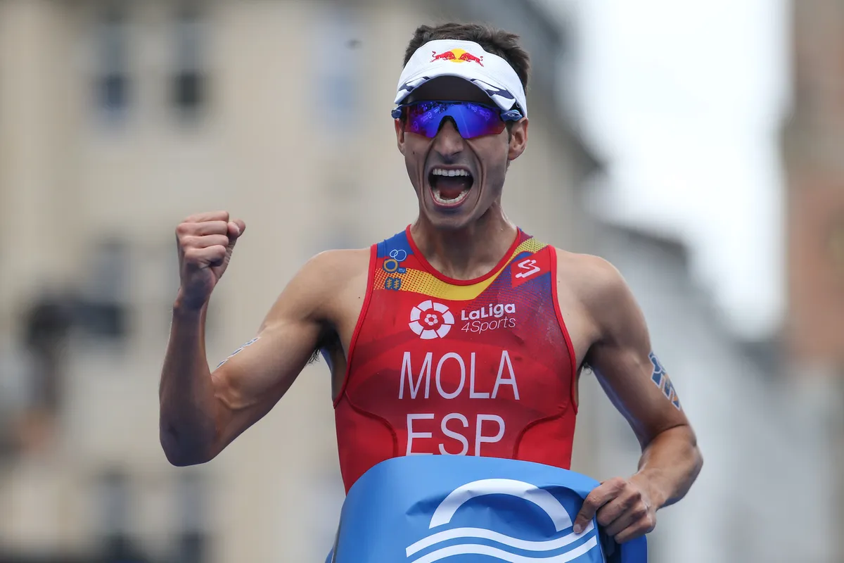 Mario Mola crosses the finish line at World Triathlon Hamburg