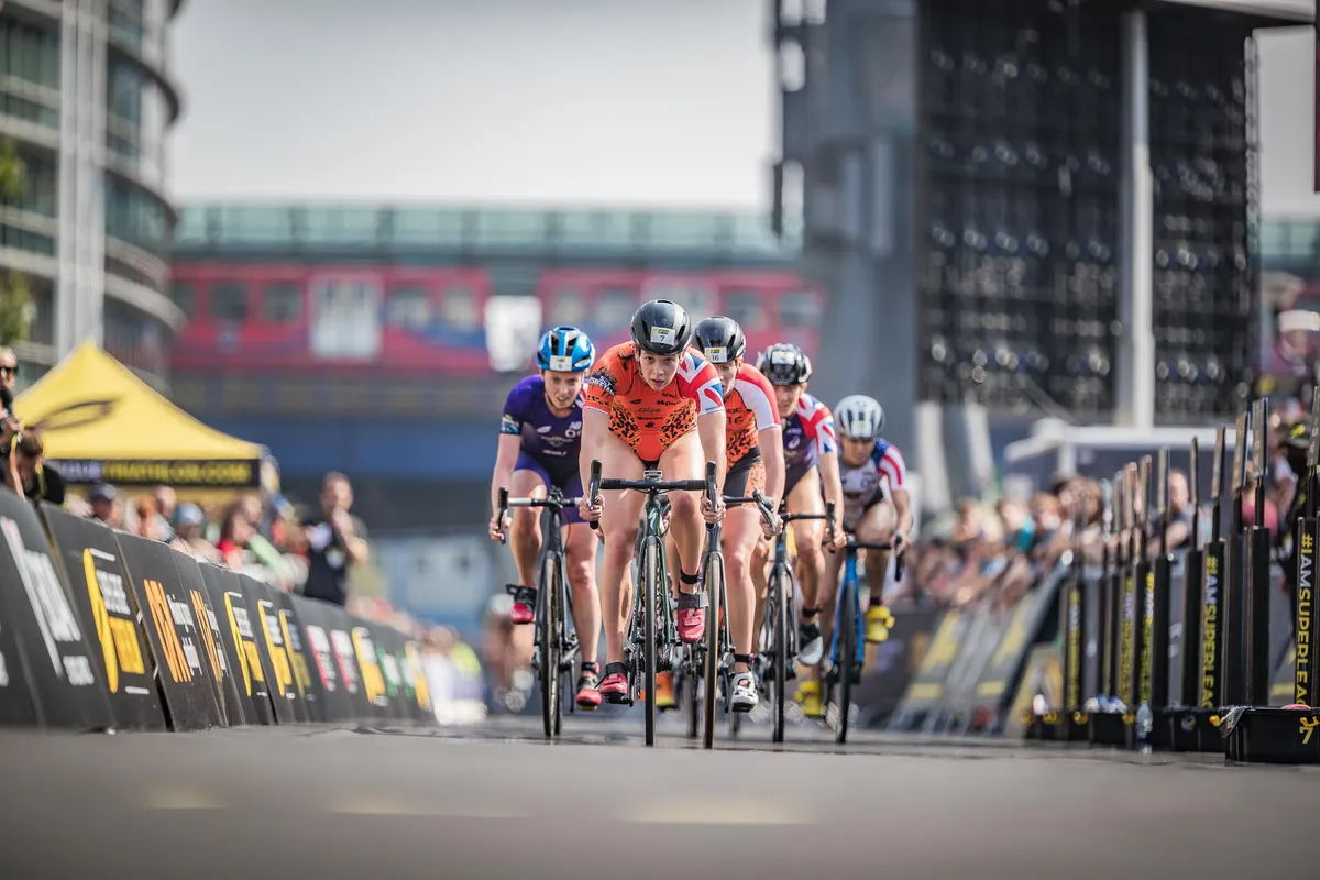 Sophie Coldwell leads the chase pack on the bike in West India Quay