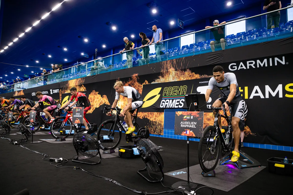 Elite men racing at Arena Games Rotterdam 2020 (Credit: Super League Triathlon)