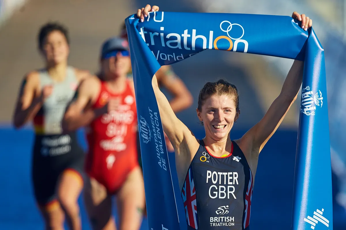 Beth Potter wins the ITU World Cup in Valencia, in 2020