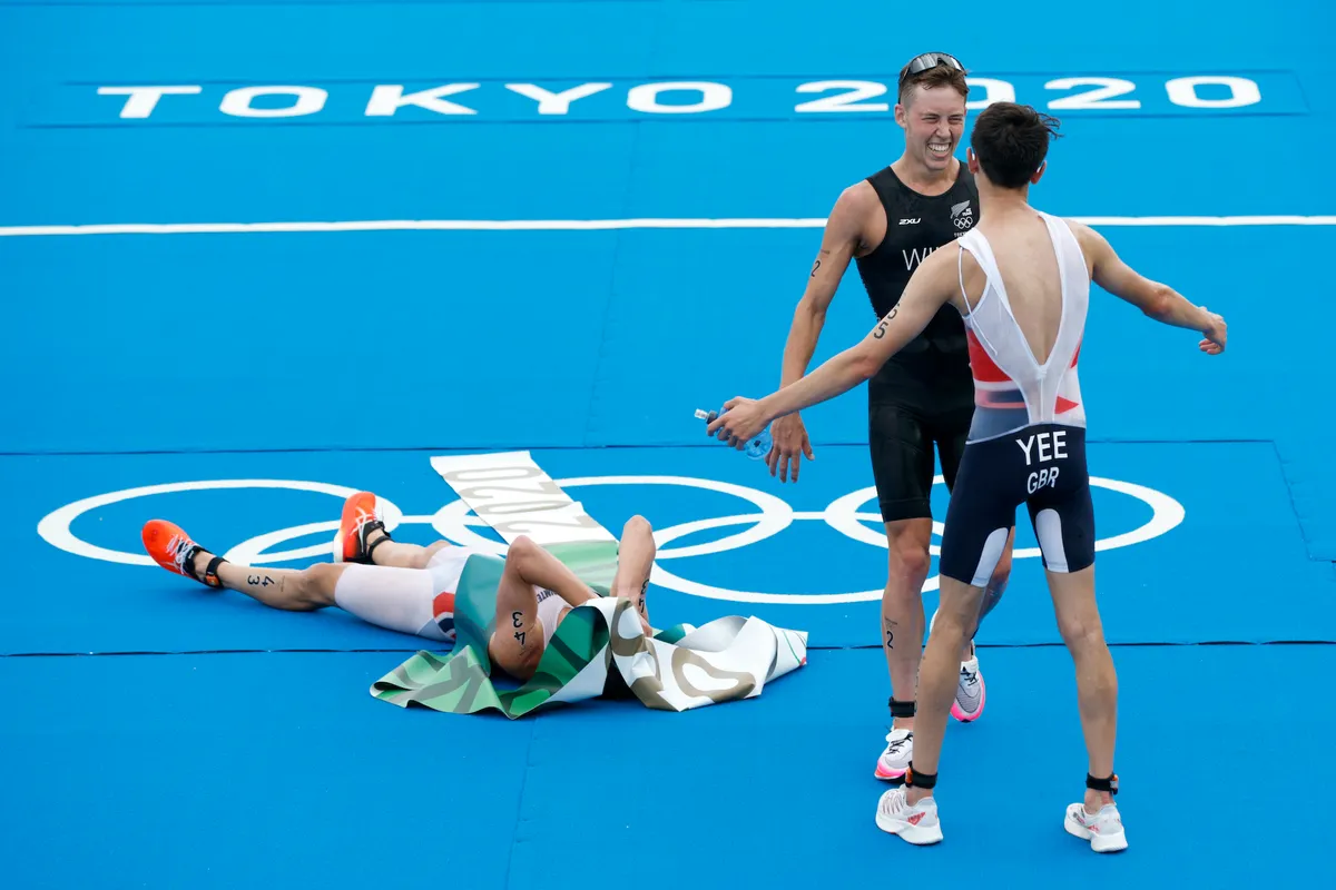 Hayden Wilde celebrates an Olympic medal with British triathlete Alex Yee