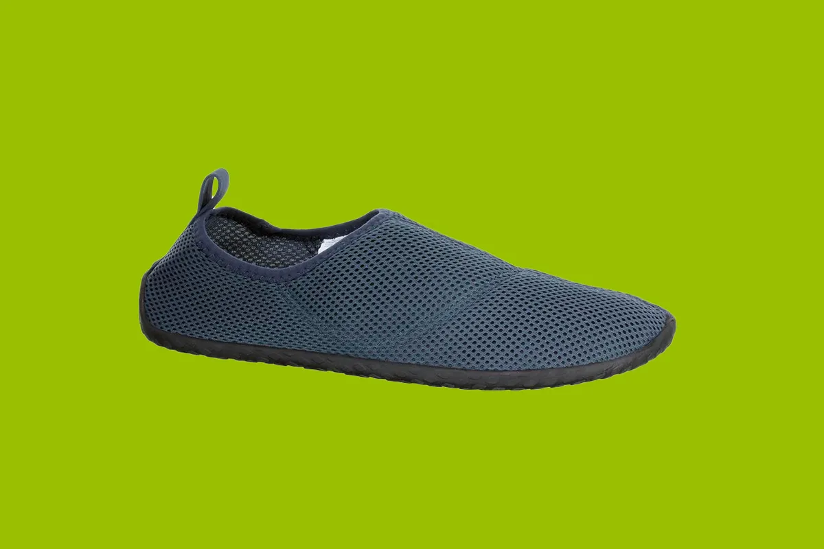 Subea Aquashoes 100 on a green background