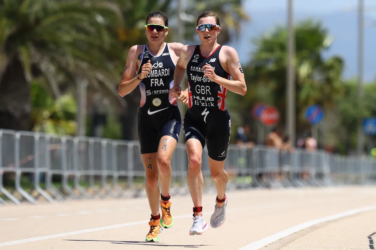 GB triathlete Georgia Taylor-Brown (R) runs alongside French triathlete Emma Lombardi (L) on their way to respective gold and silver at the 2023 WTCS Cagliari race