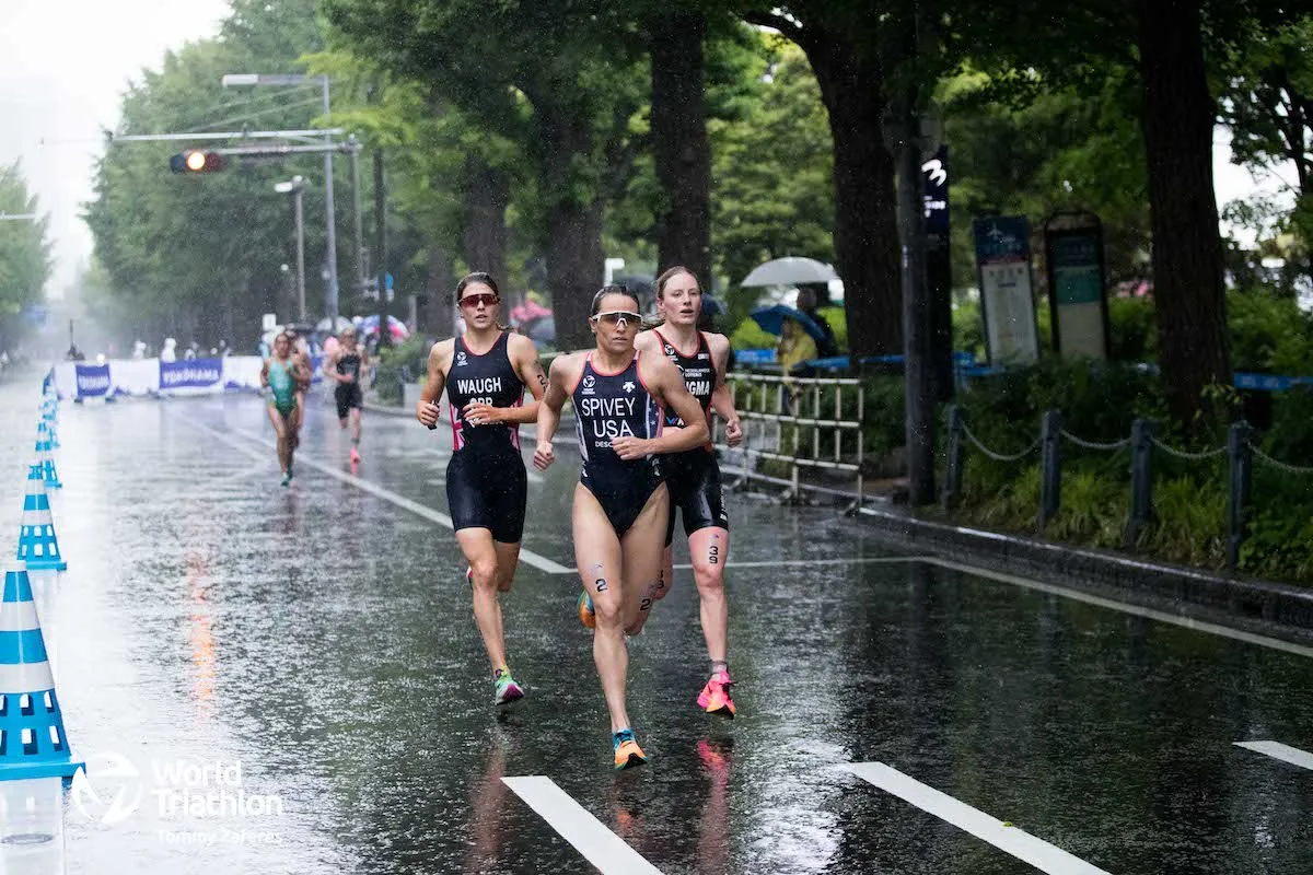Kate Waugh running alongside Taylor Spivey and Maya Kingma at a very wet 2023 Yokohama WTCS
