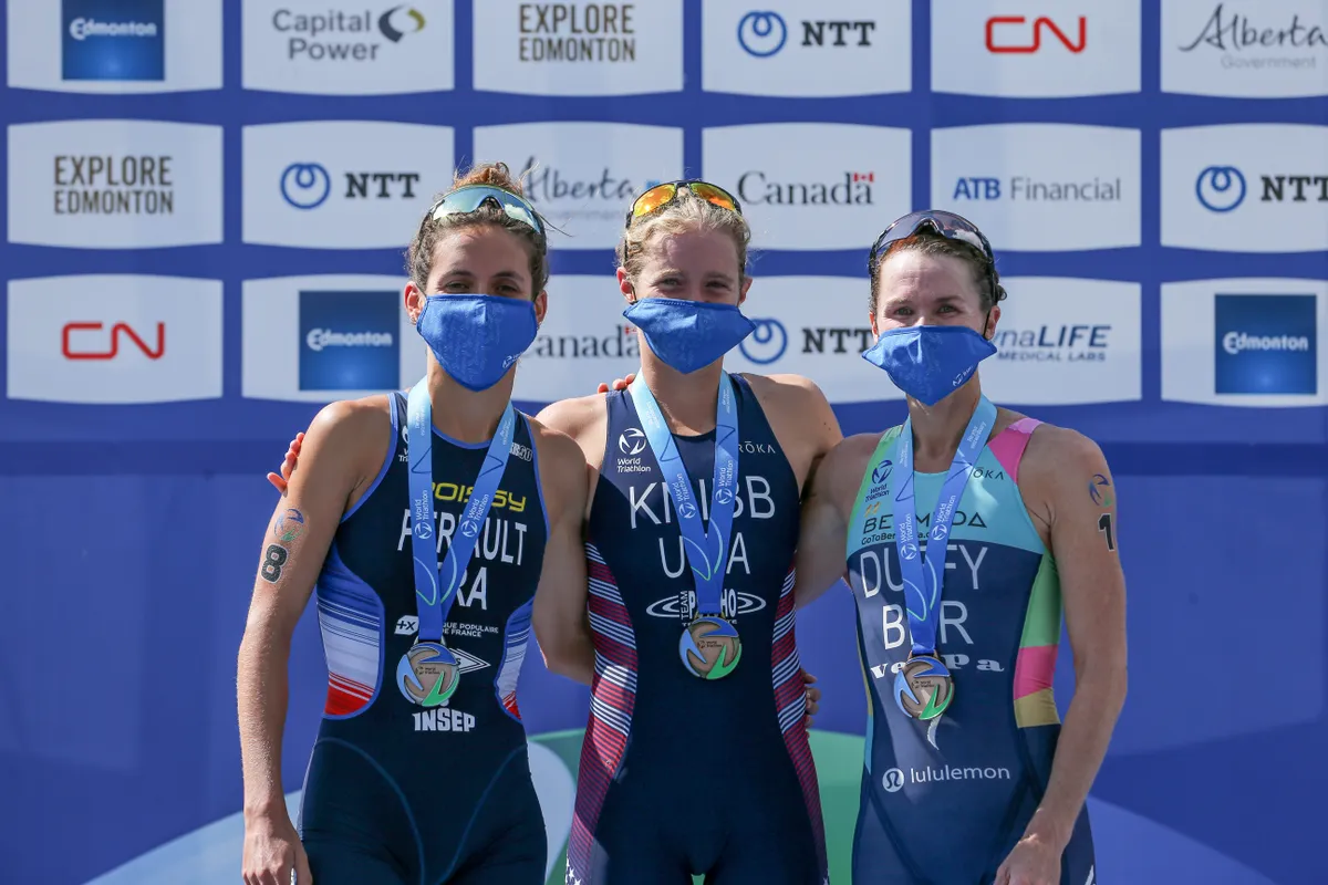 L-R: Léonie Périault, Taylor Knibb and Flora Duffy on the podium of the 2021 WTCS Edmonton Grand Finals