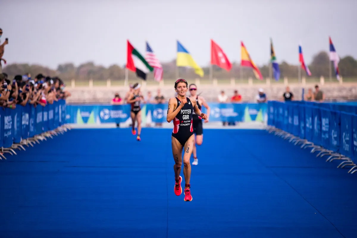 Beth Potter runs in for seventh place at the WTCS Abu Dhabi, 2021
