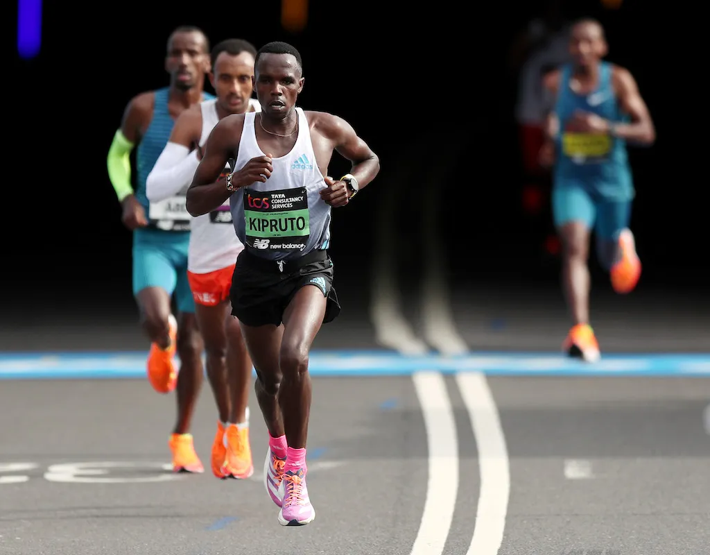 Amos Kipruto racing at the 2022 London Marathon
