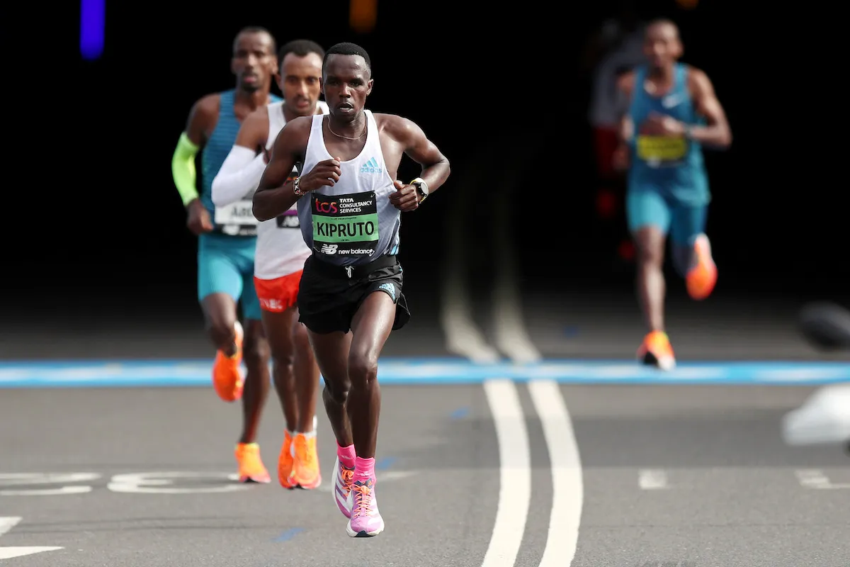 Amos Kipruto racing at the 2022 London Marathon
