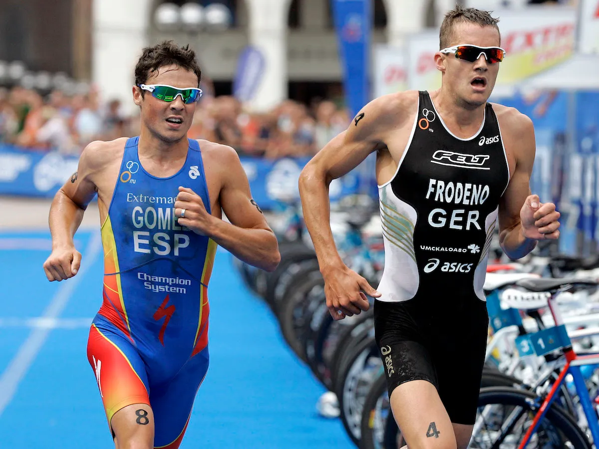 Jan Frodeno racing Javier Gomez side by side at the 2010 Hamburg World Series race