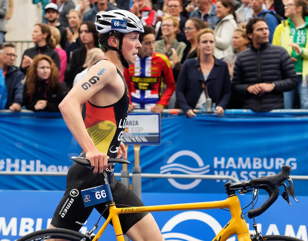 Lasse Lührs heads out on to the bike leg at the 2016 ITU World Triathlon Hamburg race