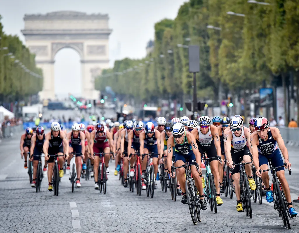 The elite men race down the Champs-Élysées at the 2023 Paris Olympics triathlon test event 