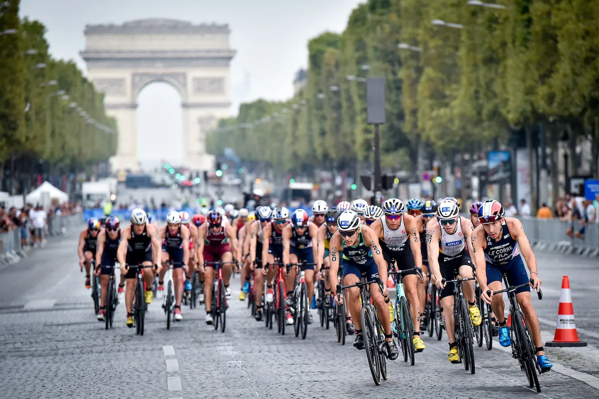 The elite men race down the Champs-Élysées at the 2023 Paris Olympics triathlon test event 
