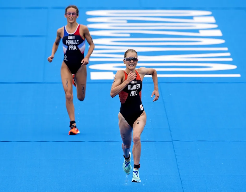 Dutch athlete Rachel Klamer crosses the line in fourth place ahead of France's Leonie Periault at the 2020 Tokyo Olympic Games