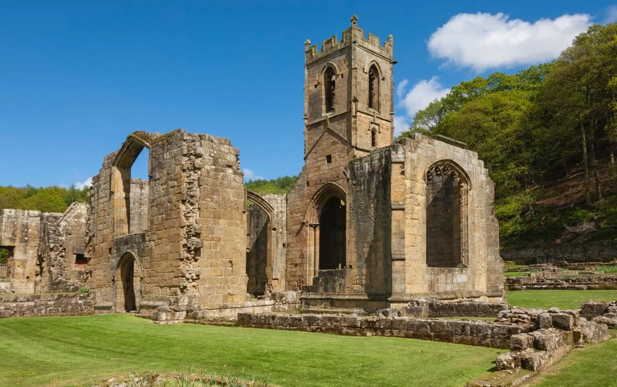 A short diversion away from the path (between points 1 and 2) takes you to Mount Grace Priory