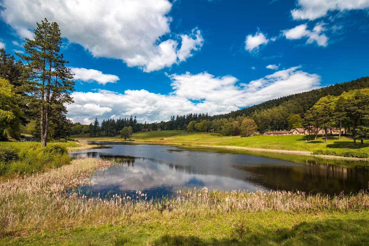 Cragside and Tumbleton Lake on a sunny day