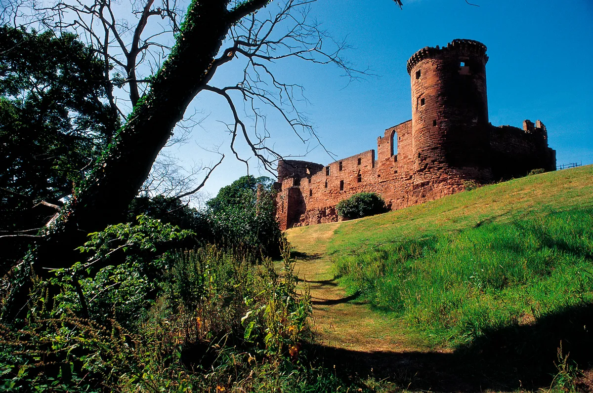 Ruins Of The 13C Bothwell Castle/Credit: VisitScotland, Paul Tomkins