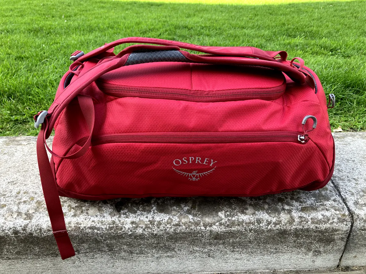 Osprey Europe Unisex Daylite Duffel on a pavement and lawn