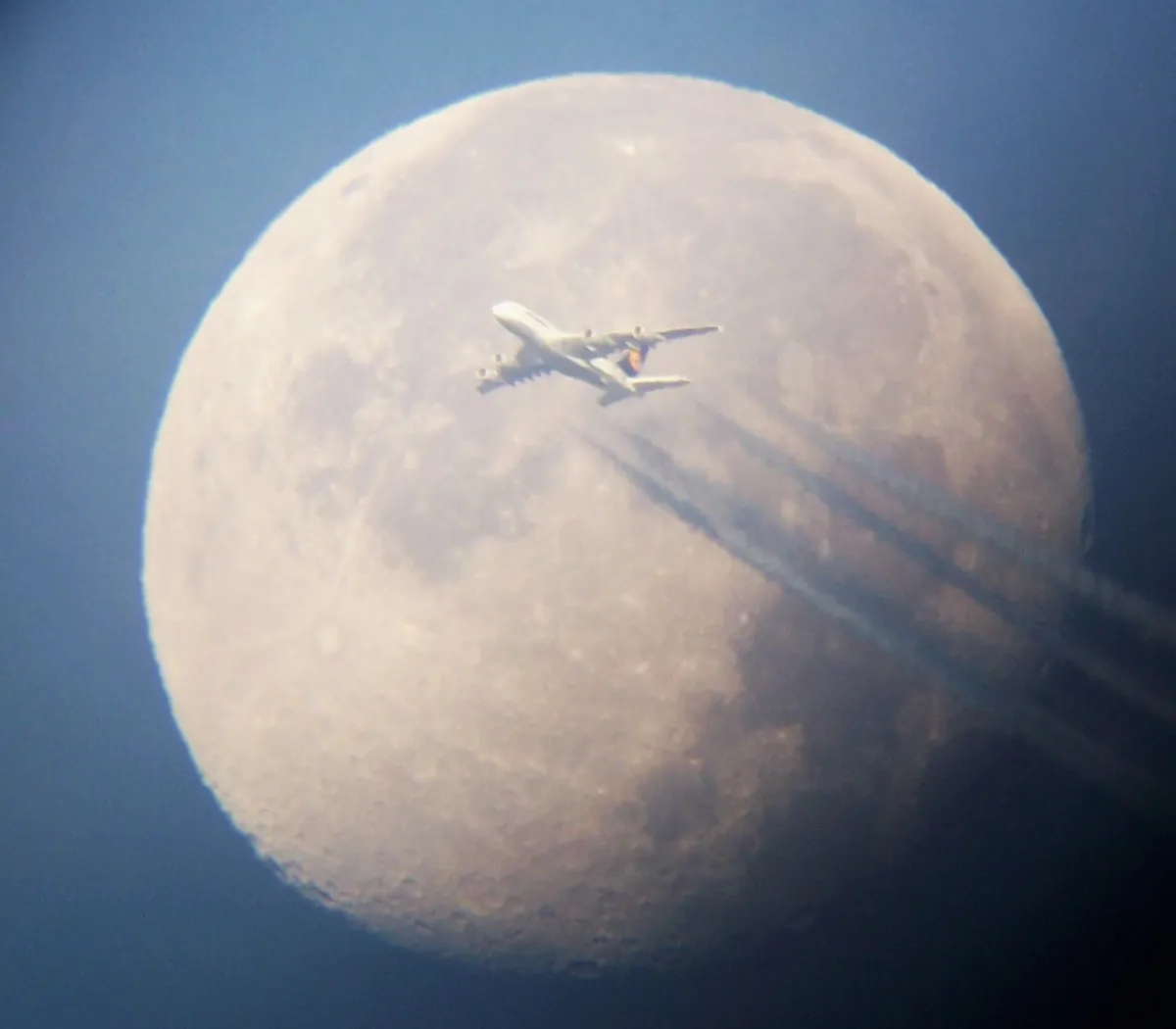 Fly Me to the moon! by Darren Briscoe, Wakefield, W. Yorkshire, UK. Equipment: Skywatcher Skyliner 8