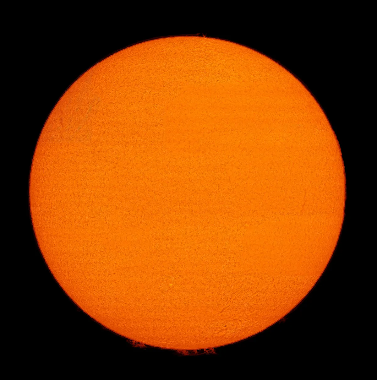 Full Solar Disk by Wayne Stallard, Basildon, Essex, UK. Equipment: Takahashi FSQ106, iOptron ZEQ25GT Mount, Quark eyepiece, ASI 174MM Camera