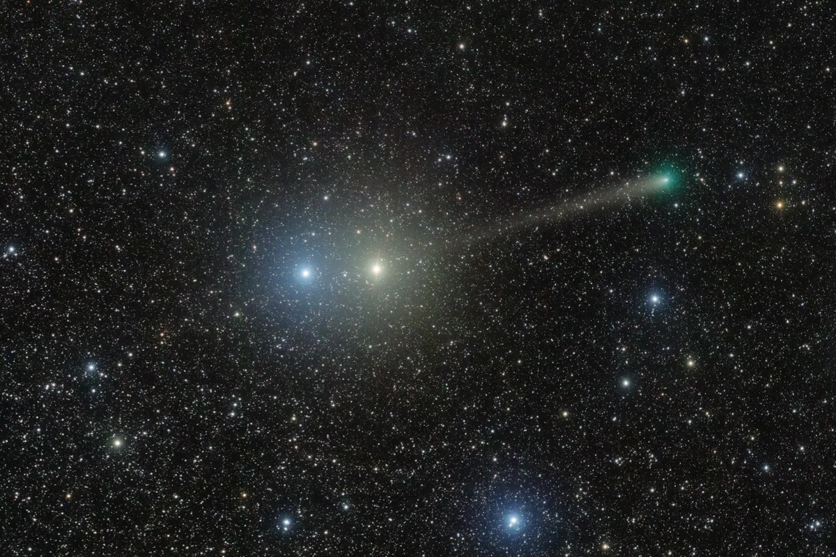 Comet PanSTARRS Between Centaurus Jewels‏ by José J. Chambó, Siding Spring, NSW, Australia. Equipment: Takahashi FSQ ED 106mm f/5.0, SBIG STL-11000M