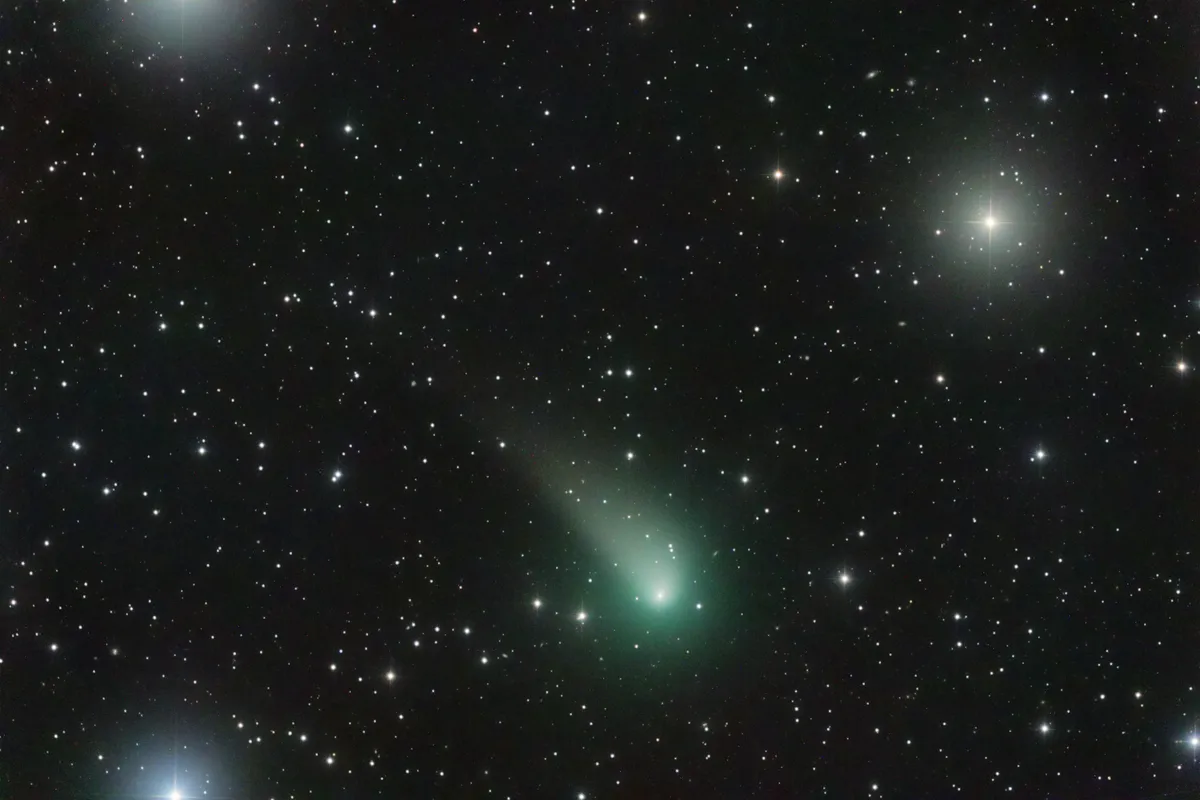 Comet C/2015 V2 (Johnson) by José J. Chambó, Mayhill, New Mexico. Equipment: Planewave 20