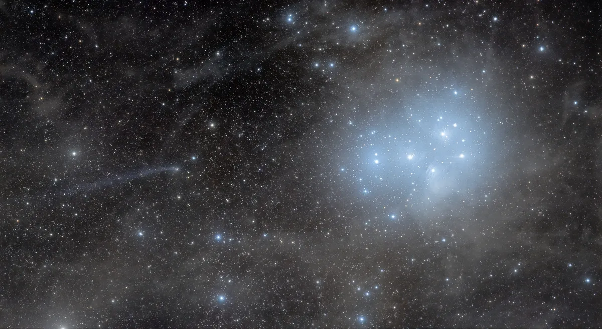 Comet C/2016 R2 PANSTARRS next to Pleiades by José J. Chambó, New Mexico, USA. Equipment: Takahashi FSQ-106F f/5,0, SBIG STL-11000M