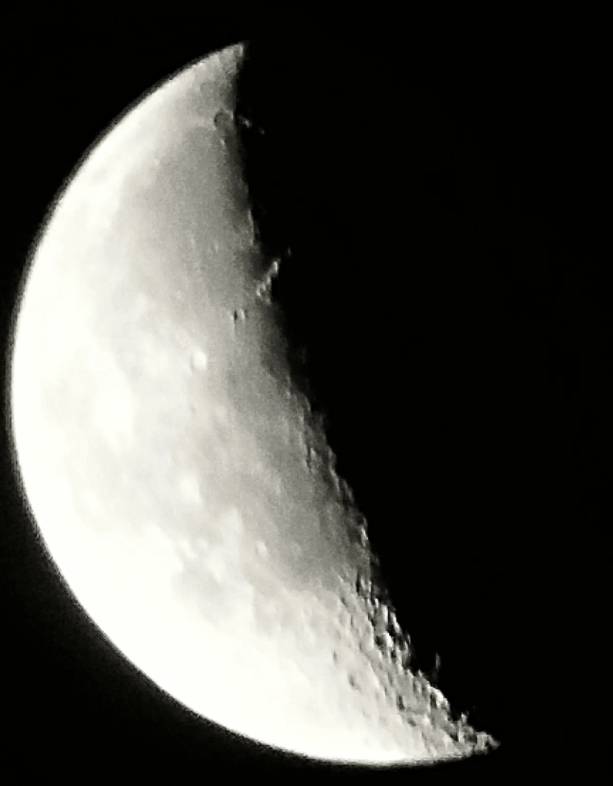 Crescent Moon by Alex Higgs, Hessle, UK. Equipment: 20x80 binoculars and mobile phone