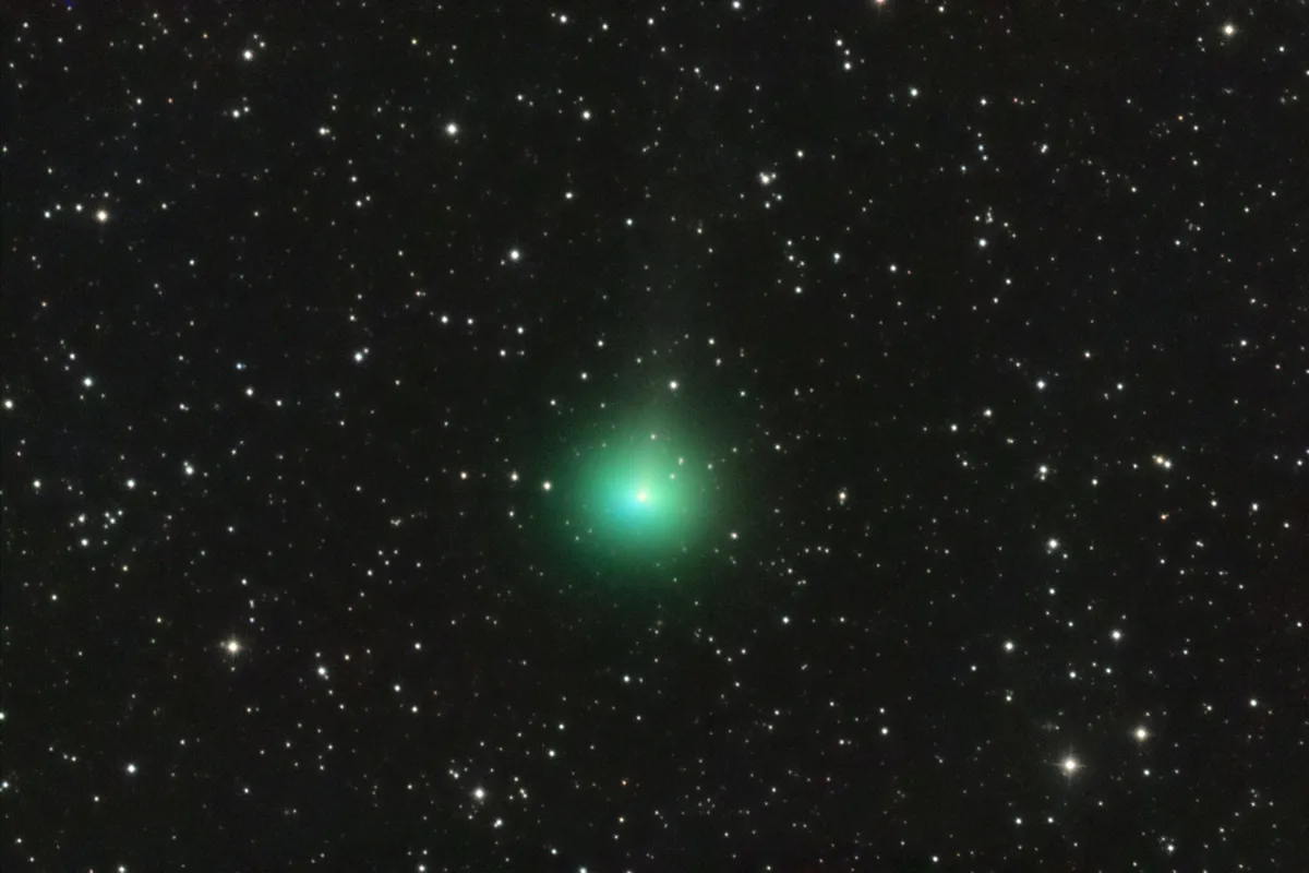Comet C/2017 E4 Lovejoy by José J. Chambó, Mayhill, New Mexico, USA. The comet shows a tail and a bright coma.