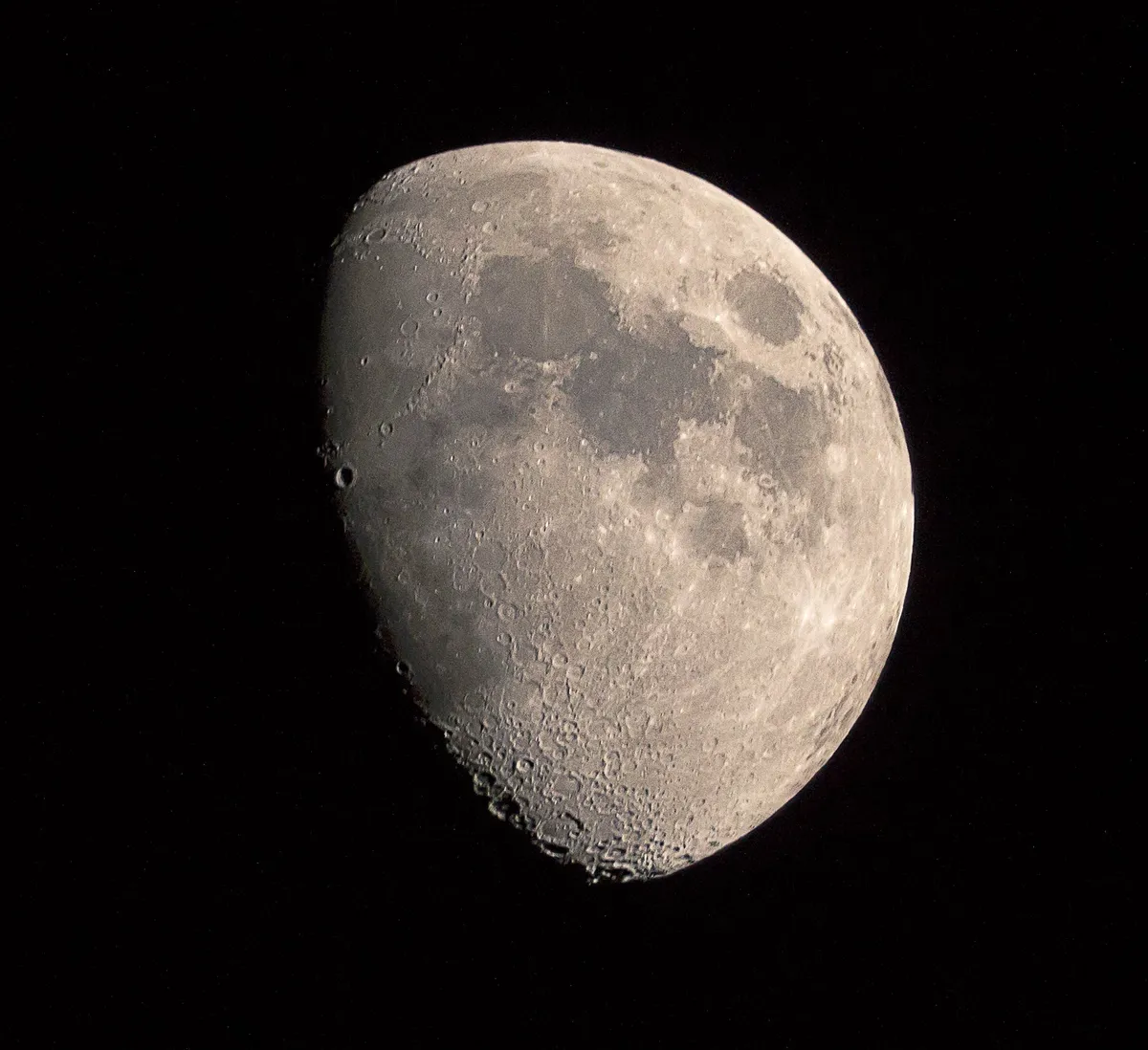 Gibbous Moon by Peter Louer, Tenerife. Equipment: Canon 700D, Canon 100-400mm lens, Yongnuo 2X converter