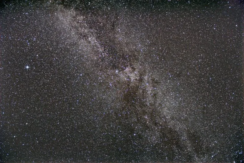 Milky Way in Cygnus by David Saunders, Faringdon, UK. Equipment: Canon 450d, 18-55mm lens.