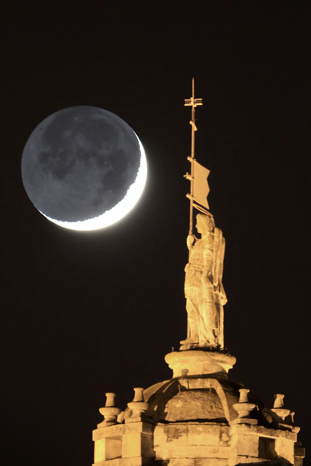 St. Raphael and the Moon by Paco Bellido, Cordoba, Spain. Equipment: Canon EOS 550D, Sky Watcher ED80 refractor.