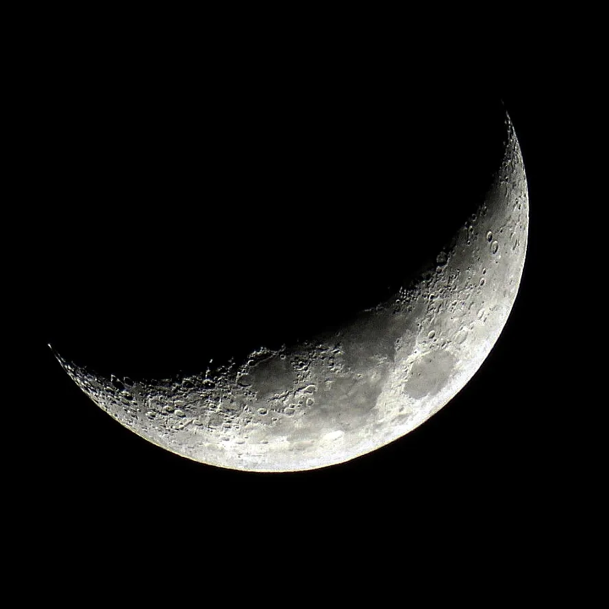 Crescent Moon by Lee Tilley, Hounslow UK. Equipment: Canon Powershot sx60