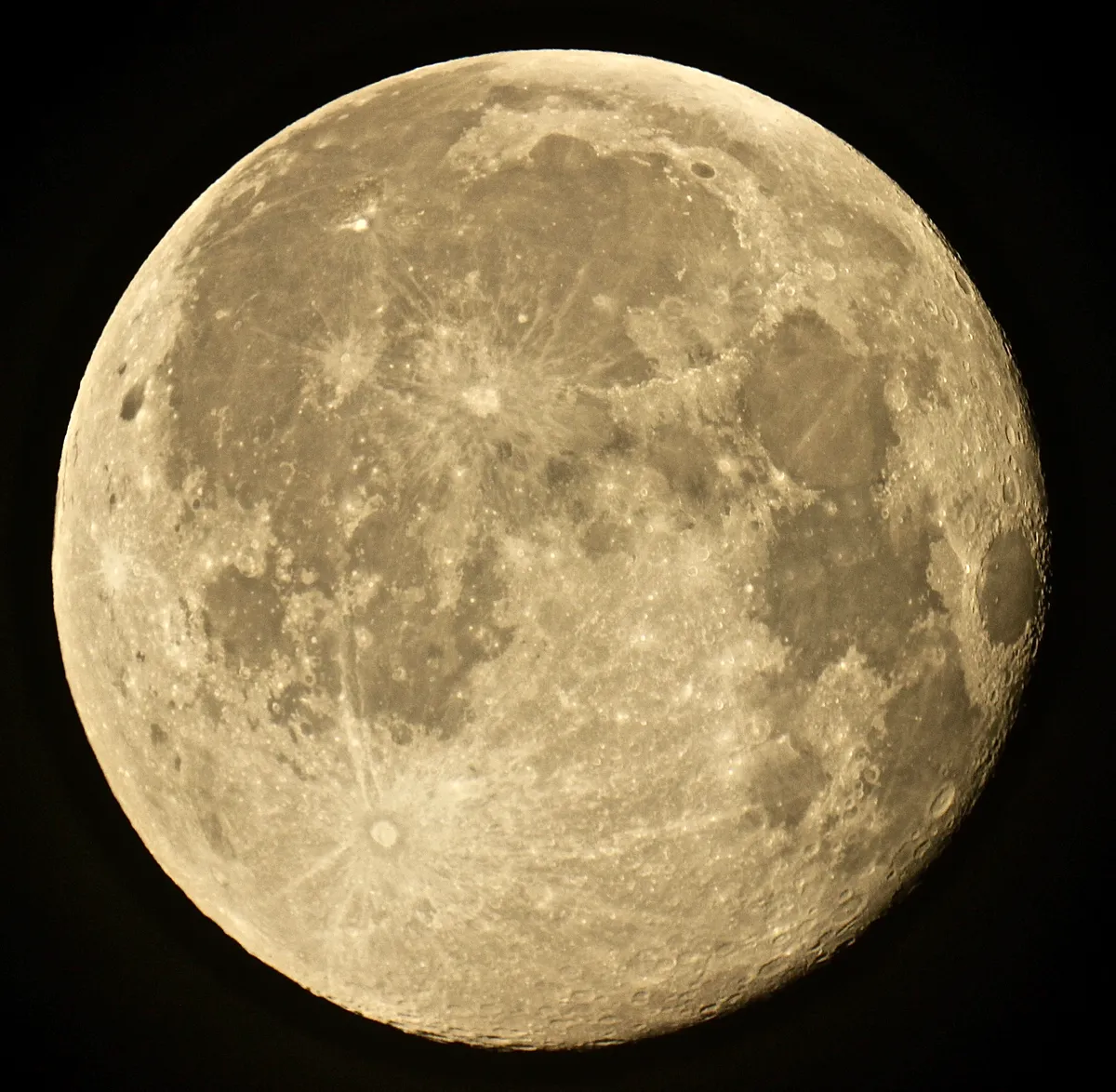 Waning Gibbous Moon by Sarah & Simon Fisher, Bromsgrove, Worcestershire, UK. Equipment: Canon 600D, Maksutov 127mm