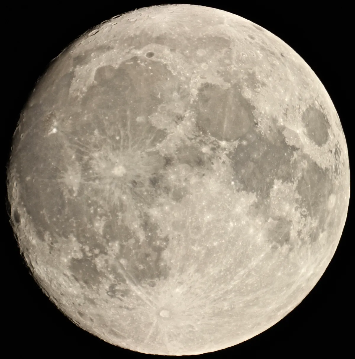 New Years Eve Moon by Sarah & Simon Fisher, Bromsgrove, Worcestershire, UK. Equipment: Canon 600D, Maksutov 127mm.