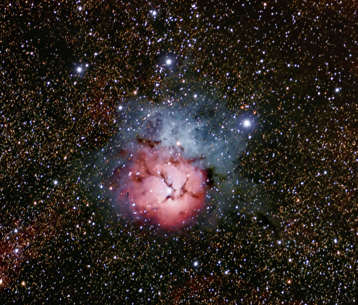 M20 Triffid Nebula by Tom Bishton, Gold Coast Hinterland, Australia. Equipment: Black Diamond ED120 Refractor, AZEQ6 Mount, ST80 Guidescope, Synguider, Canon 600D camera