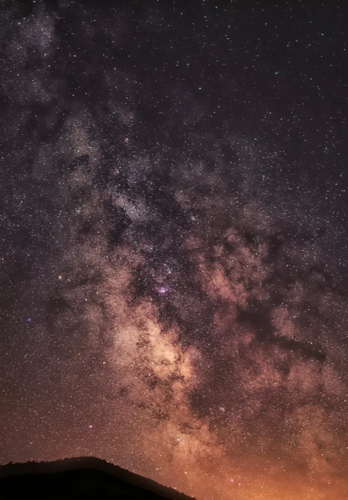 Milky Way over the Southern Horizon by Anna Morris, Etoile-Saint-Cyrice, France. Equipment: Nikon D7000, Nikkor 35mm f/1.8