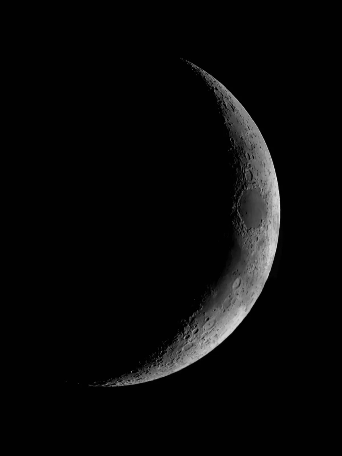 Crescent Moon 2014 by Alan Stewart, Glenrothes. Equipment: Orion Starshoot IV