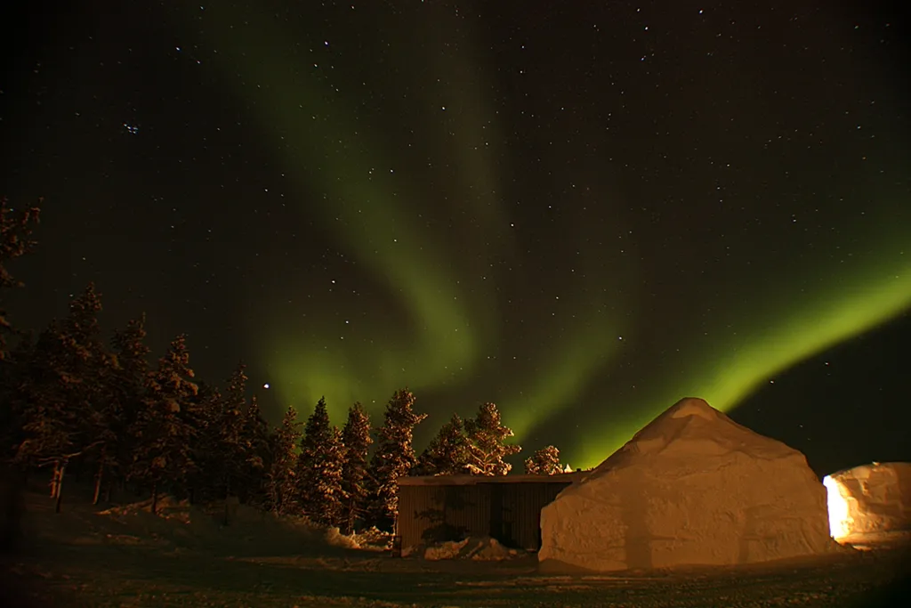 6 Hours of unexpected Aurora by Neil Billingham, Kakslauttanen Glass Igloo Village, Finland.