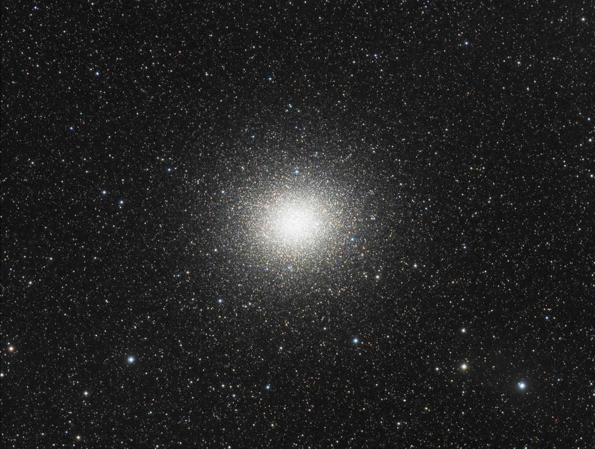Omega Centauri by Dan Crowson, Animas, New Mexico, USA. Equipment: SBIG ST-8300M, Astro-Tech AT90EDT.