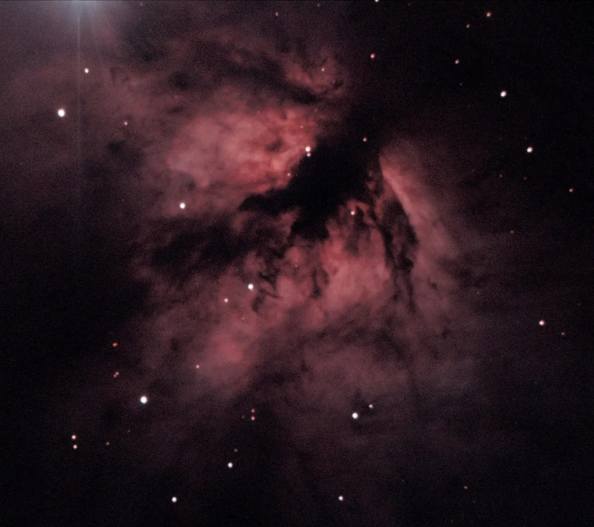 NGC2024 Nebulosa Fiamma di Mark Griffiths, Swindon, Wiltshire, Regno Unito.  Equipaggiamento: Celestron C11 SCT, montatura Skywatcher NEQ6 Pro, fotocamera autoregolante Canon Eos 1100d, filtro a clip Astronomik CLS CCD.
