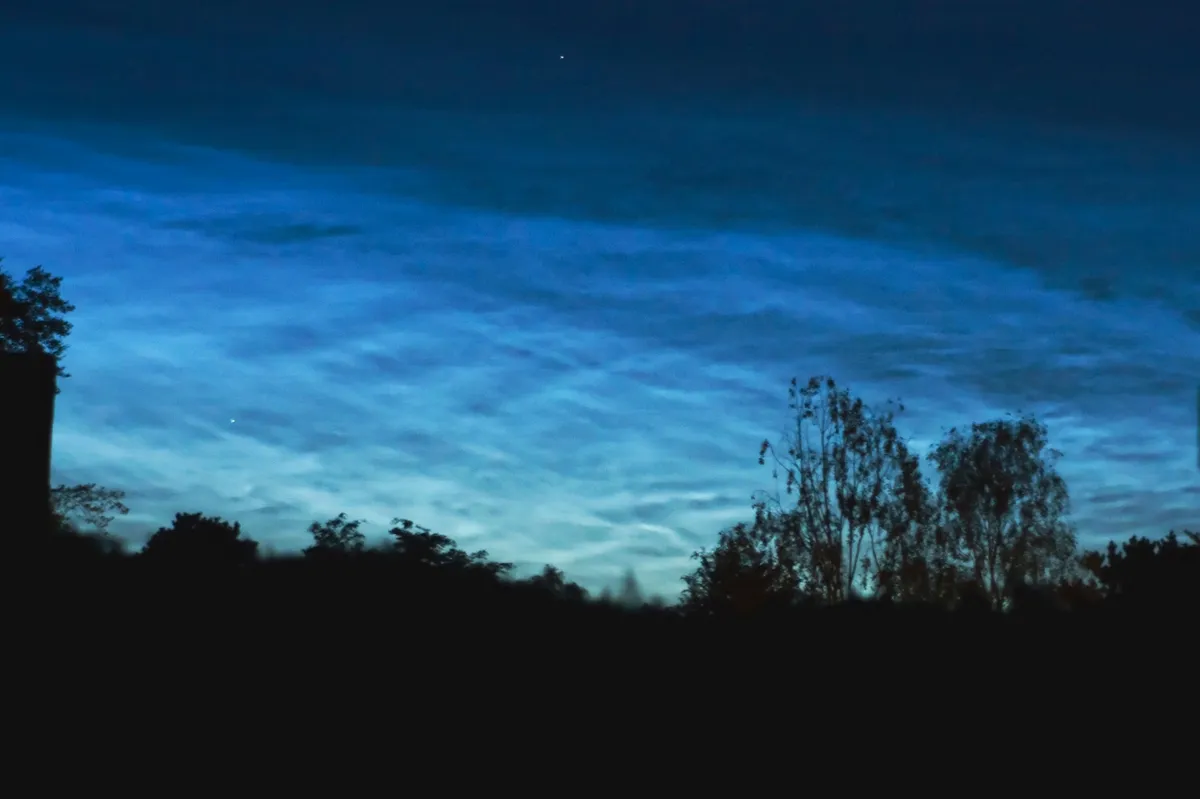 Noctilucent Clouds by Rob Little, Corbridge, UK. Equipment: Canon EOS40D, 100mm lens.