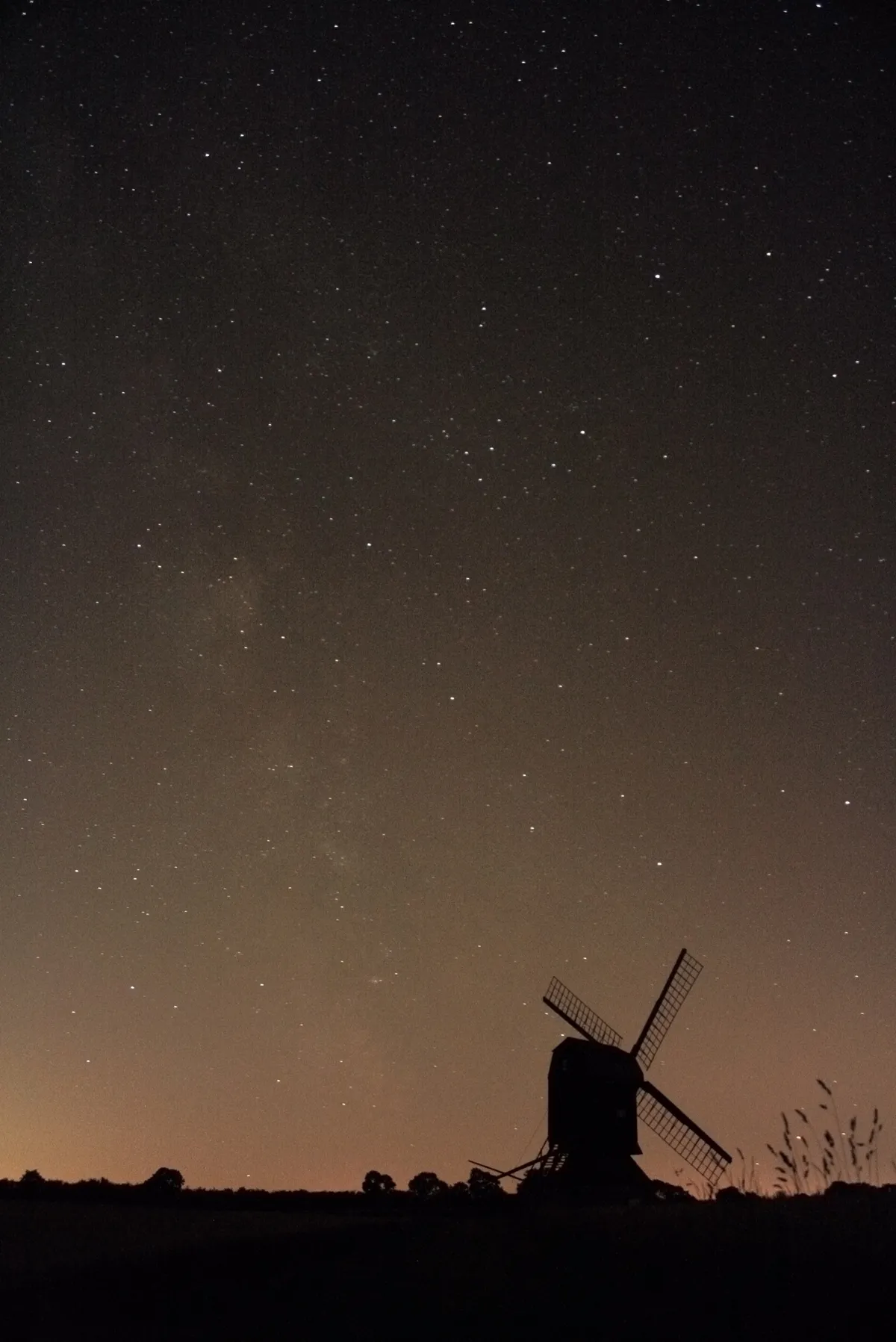 Windmill and the Milky Way by Luke Oliver, Stevington, UK. Equipment: Canon 1000D, 18mm lens @ f/3.5, Baader Skyglow filter.
