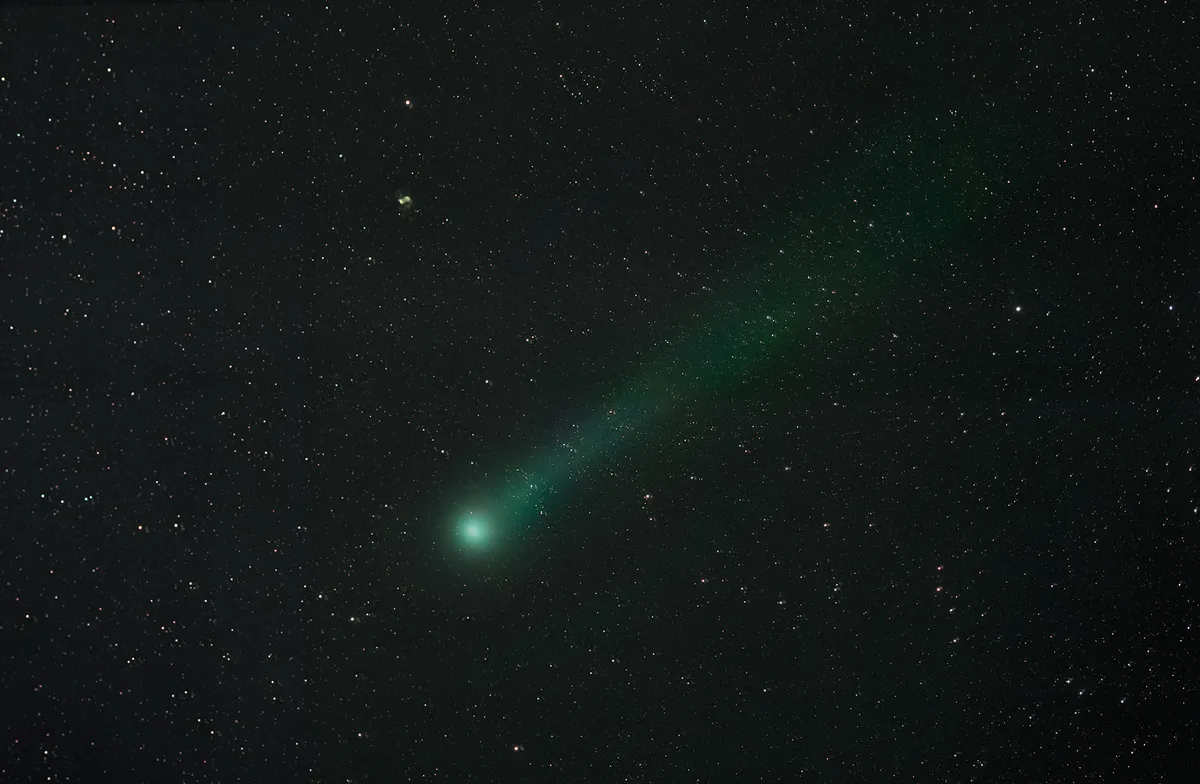 Comet Lovejoy by John Short, Whitburn, Tyne and Wear, UK. Equipment: Altair 85mm triplet, Canon 70D.