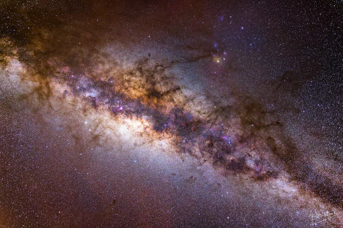 Galactic Bulge Surrounded by Orange Airglow by Guillaume Doyen, Coquimbo Region, Chile. Equipment: Canon EOS 700D, Sigma art 18-35 mm f/1.8 lens, Star Adventurer Mini tracking mount