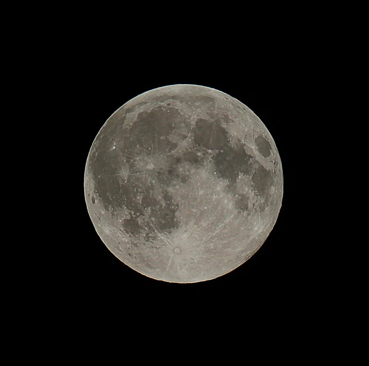 Super moon by Martin Pyott, St Andrews, Scotland, UK. Equipment: Lunt 80mm ED F7 Refractor, Celestron AZ-3 mount, Canon 1100D.